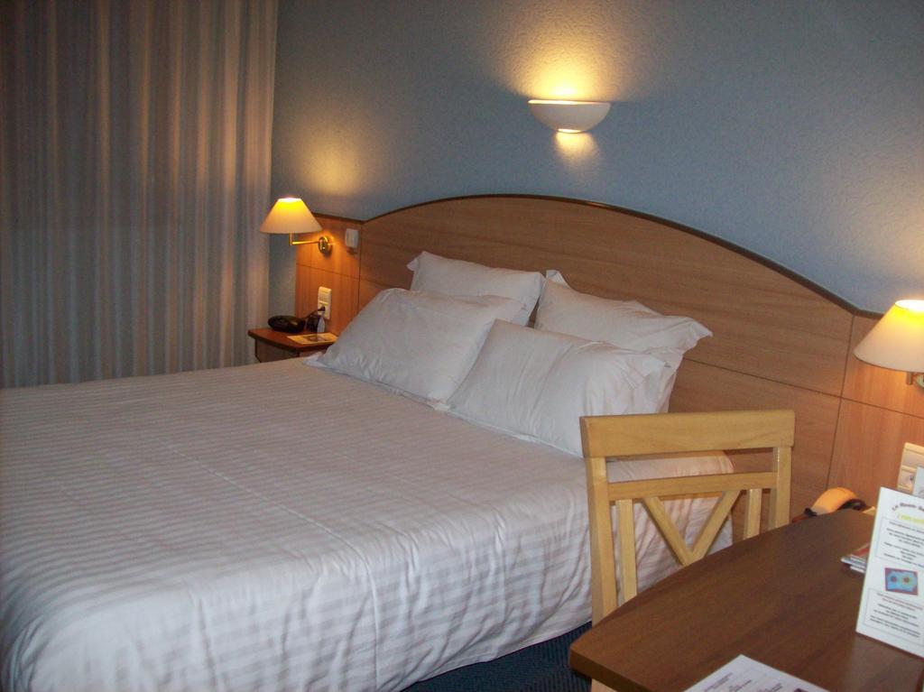Logis Hotel Maison Carree Restaurant O Carre Dart Méréville Oda fotoğraf